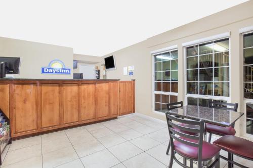 Days Inn by Wyndham Turlock - main image