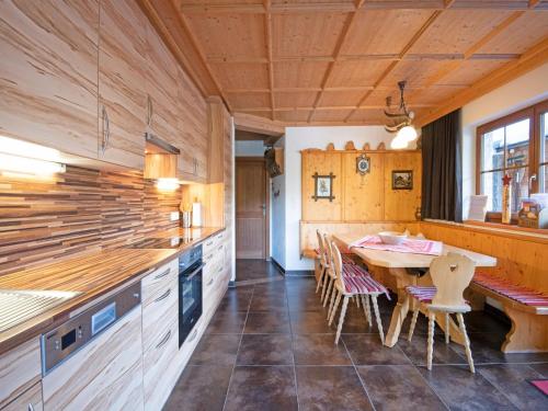 köök, Chalet in Hochfügen near Ski Slopes (Chalet in Hochfugen near Ski Slopes) in Hochfügen