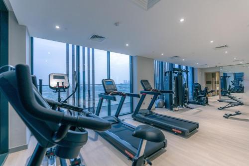 Luxury studio with pool and burj khalifa view - image 5
