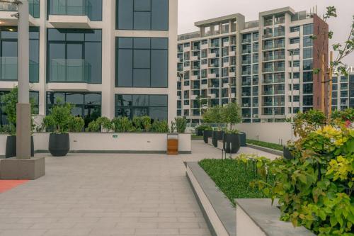 Luxury studio with pool and burj khalifa view - image 6