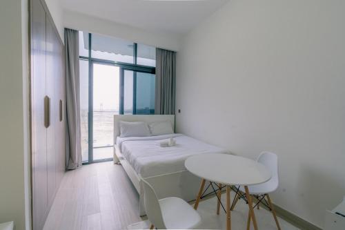 Luxury studio with pool and burj khalifa view - image 7