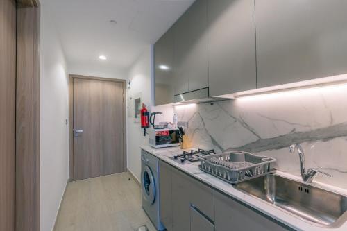 Luxury studio with pool and burj khalifa view - image 8
