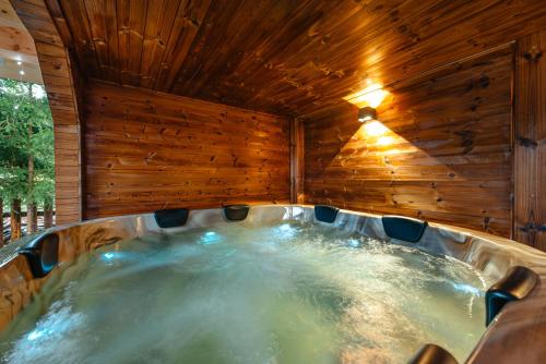 Hot tub, Cabana Poiana Sanzienelor in Smida