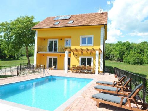 Holiday Home Alleinstehendes Ferienhaus mit Swimmingpool by Interhome in Tijarica