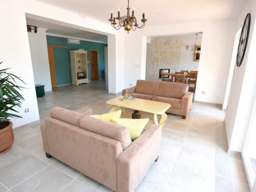Holiday Home Alleinstehendes Ferienhaus mit Swimmingpool by Interhome in Tijarica