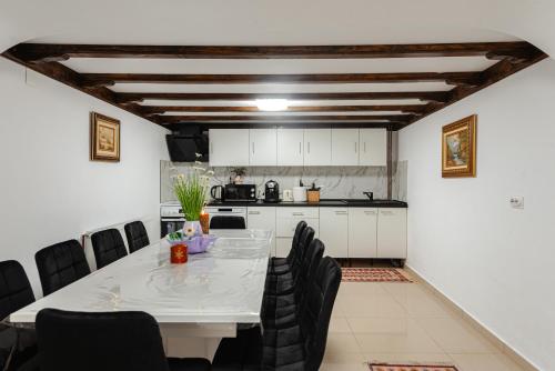 Kitchen, Cabana Poiana Sanzienelor in Smida