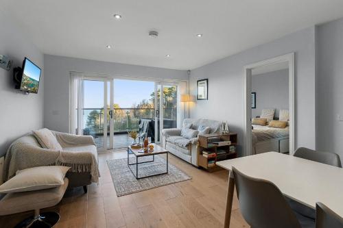 Avocet 2 Luxury Apartment with Pool and Parking