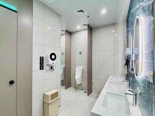Baño, 小满-轻酒店-北四环望京悠乐汇店 in Parque Científico Wangjing y Distrito de Arte 798