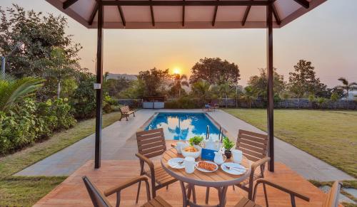 Iekārtas, SaffronStays Green Lawns in Unhere Bk