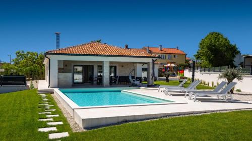Beautiful Villa Barbara with pool in Kastelir – khách sạn tại Tadini