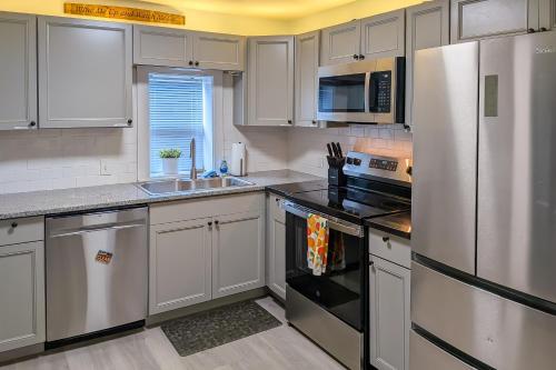 Location! Outdoor Living Hot Tub Walkable Denver in Sloan's Lake