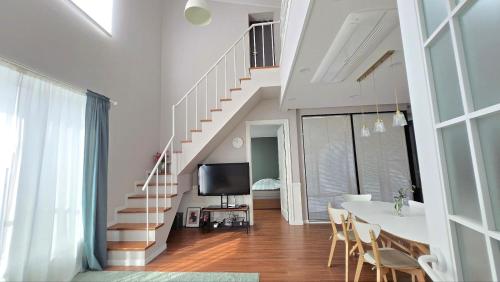 A Bridge House 2-C