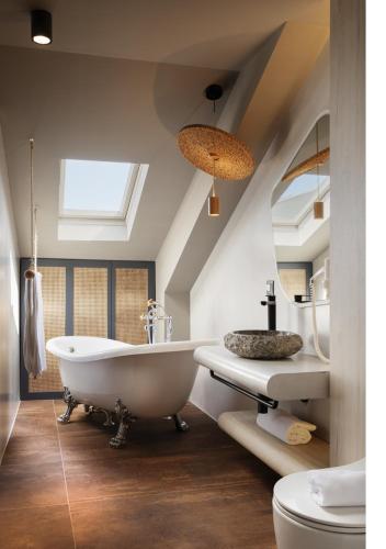 room detail thumbnail 2