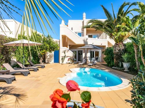 Holiday Home in Carvoeiro mit privatem Pool by Interhome – khách sạn tại Vale de Centianes