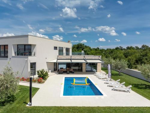 Holiday Home Villa EmMa mit 5 Schlafzimmern und beheiztem Pool by Interhome – khách sạn tại Cukrici