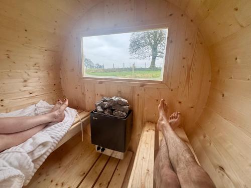 Saun, Secluded Countryside Cabins with bookable Sauna, Dark Skies & Stream Fell Farm Hideaway in Great Whittington