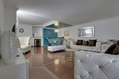 Large 5BR Family Home - Sleeps 10 - Near Wembley & Private Parking