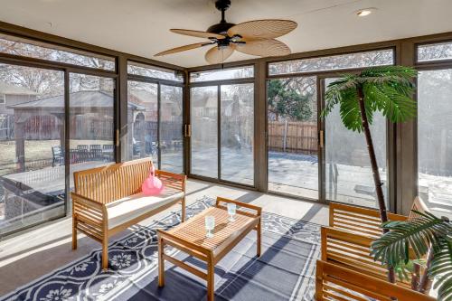 3,000-Sq-Ft Group Getaway with Pool Near Kansas City in 藍泉