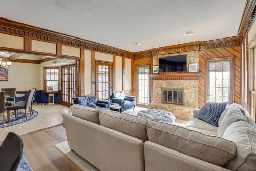 3,000-Sq-Ft Group Getaway with Pool Near Kansas City in 藍泉