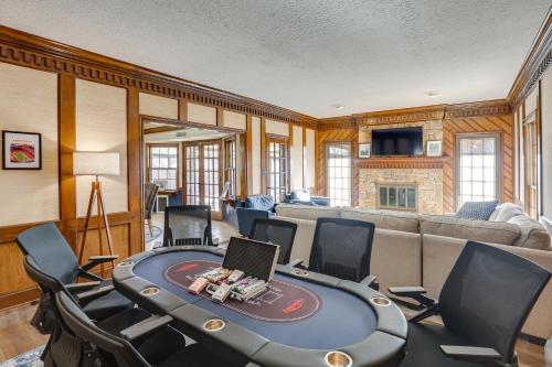 3,000-Sq-Ft Group Getaway with Pool Near Kansas City in 藍泉