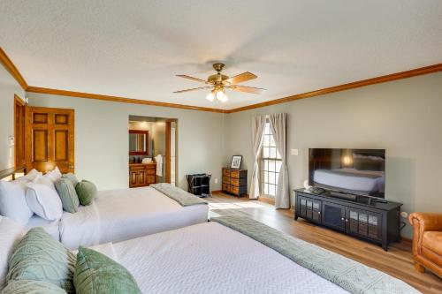 3,000-Sq-Ft Group Getaway with Pool Near Kansas City in 藍泉