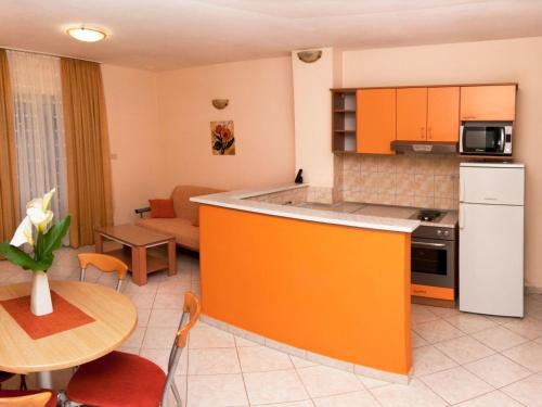 Apartment Modern eingerichtete Ferienwohnung orange by Interhome in Komarna