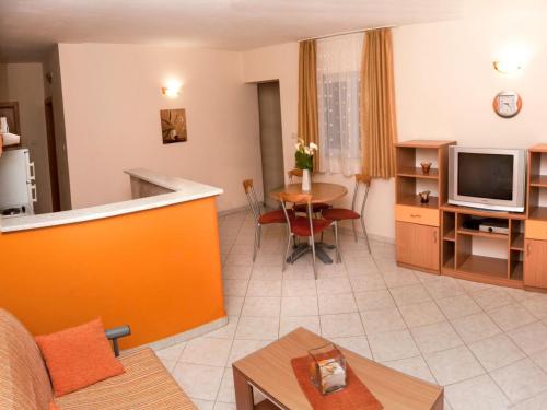 Apartment Modern eingerichtete Ferienwohnung orange by Interhome in Komarna