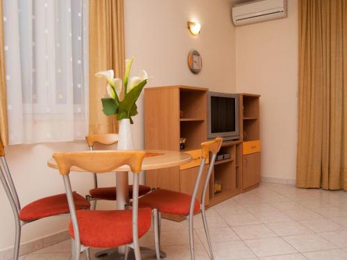 Apartment Modern eingerichtete Ferienwohnung orange by Interhome in Komarna