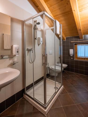 2 bedrooms, 4 beds