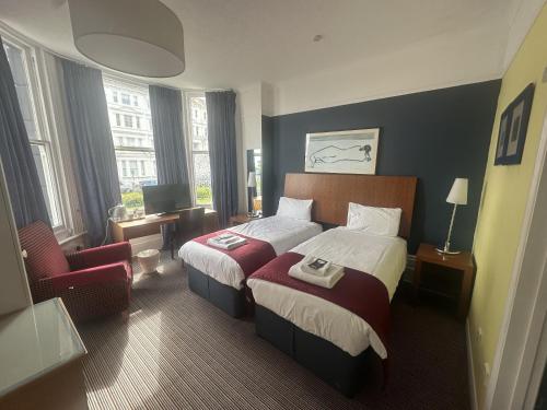 2 twin beds