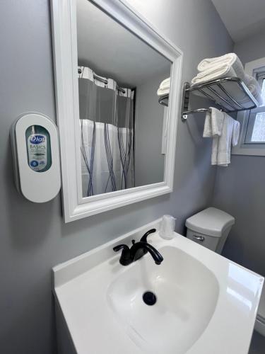 Chaplin Inn & Suites - image 4