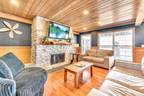 Attitude Adjustment Cabin with hot tub fire pit & indoor pool in Kimball (TN)
