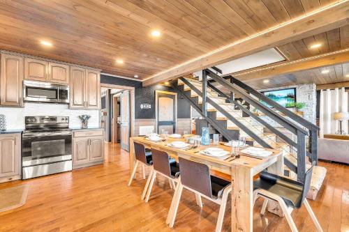 Attitude Adjustment Cabin with hot tub fire pit & indoor pool in Kimball (TN)