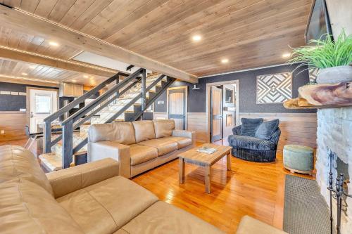 Attitude Adjustment Cabin with hot tub fire pit & indoor pool in Kimball (TN)