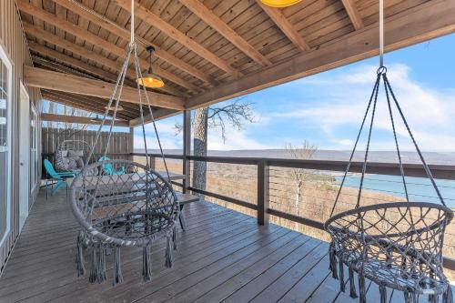 Attitude Adjustment Cabin with hot tub fire pit & indoor pool in Kimball (TN)
