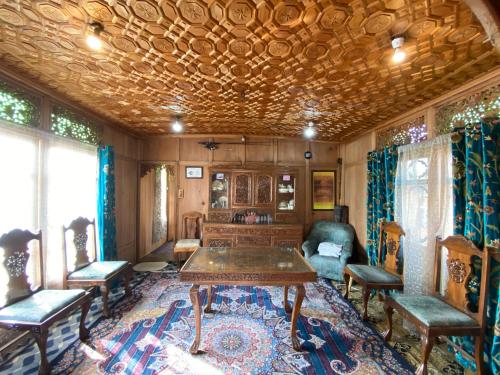 Houseboat new Heidi in Срінагар