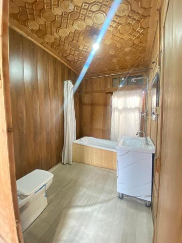 Houseboat new Heidi in Срінагар