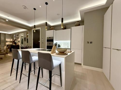 Boutique 2-Bed Luxury Apartment - image 14