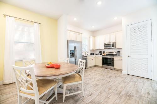 Inviting Cottage with Private Hot Tub near Disney with Margaritaville Resort Access - 8072DR - image 9