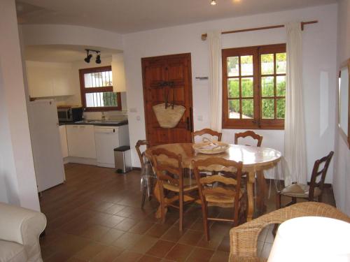 Casa con Jardín Piscina y Terrazas en Zona Tranquila Cerca de L'Estartit - ES-323-24 - image 4