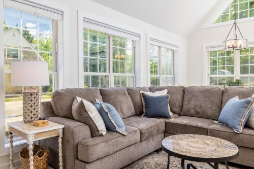 Tranquil Mountain Escape Luxurious 2 Bedroom 2 Bath Cottage on 9 Acres in Maryville, USA