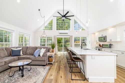 Tranquil Mountain Escape Luxurious 2 Bedroom 2 Bath Cottage on 9 Acres in Maryville (TN)