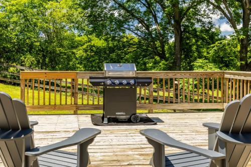 Tranquil Mountain Escape Luxurious 2 Bedroom 2 Bath Cottage on 9 Acres in Maryville (TN)
