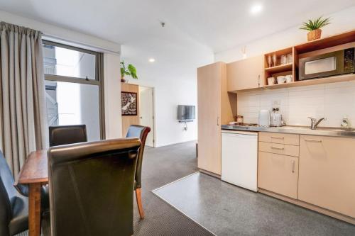 Modern Cityscape Abode with Balcony near Queen St - image 4