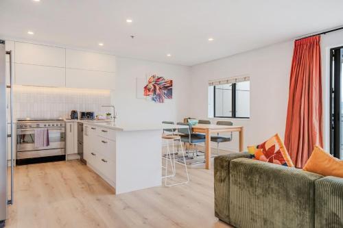 Premium Viaduct Waterfront Abode - Pool - Parking - image 2