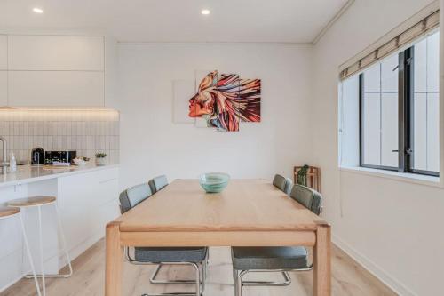 Premium Viaduct Waterfront Abode - Pool - Parking - image 4