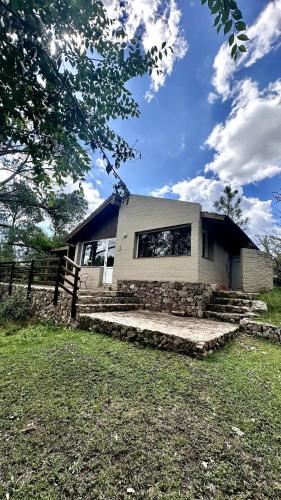 Casa de campo rodeada de naturaleza con pileta