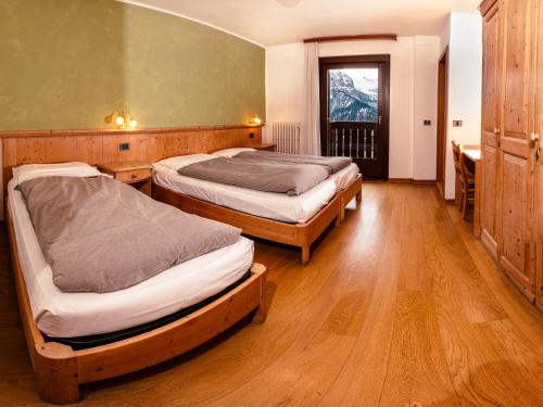 3 twin beds