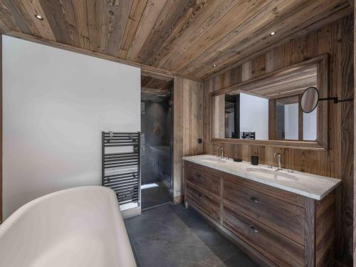 Chalet Meribel Raffort 12 pers, piscine, animaux admis - FR-1-566-84 in Le Raffort