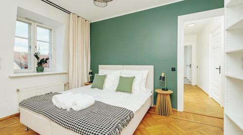 Old Town Escape with Stunning Skyline - Spacious 2Bed, Tallinn (foto 9)